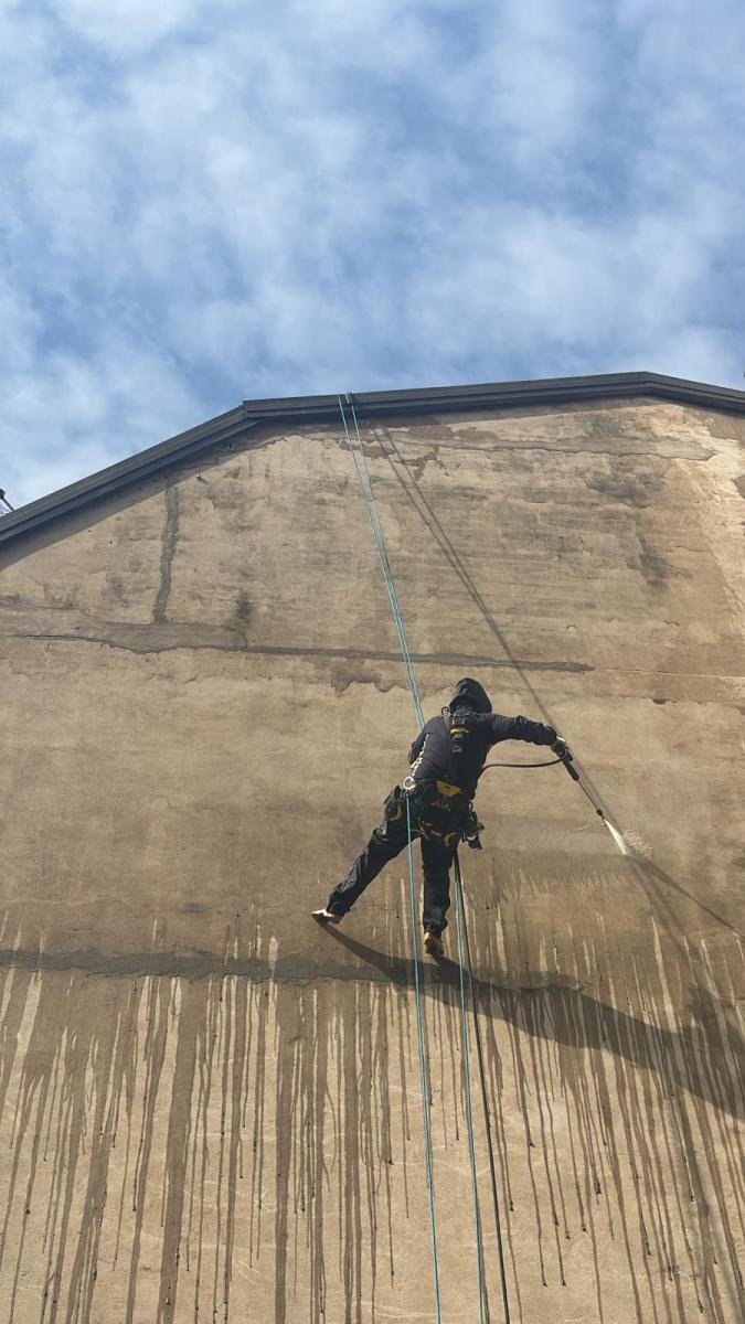 Lavaggio a pressione facciata condominio
